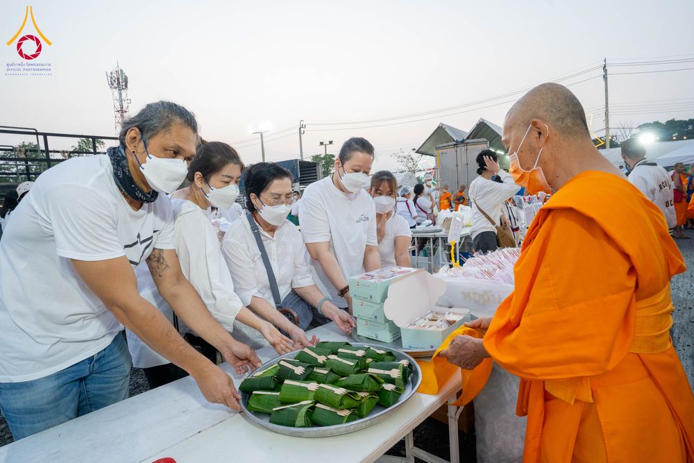 ภาพ No.296656:วันที่ 18 มกราคม พ.ศ. 2569 พิธีถวายภัตตาหารเป็นสังฆทาน แด่พระธรรมยาตรา ณ วัดโบสถ์บน ต.บางคูเวียง จ.นนทบุรี อนุสรณ์สถานลำดับที่ 4 สถานที่เกิดด้วยกายธรรม ในโครงการธรรมยาตรา กตัญญูบูชา มหาปูชนียาจารย์ พระมงคลเทพมุนี(สด จนฺทสโร) พระผู้ปราบมาร อนุสรณ์สถาน 7 แ