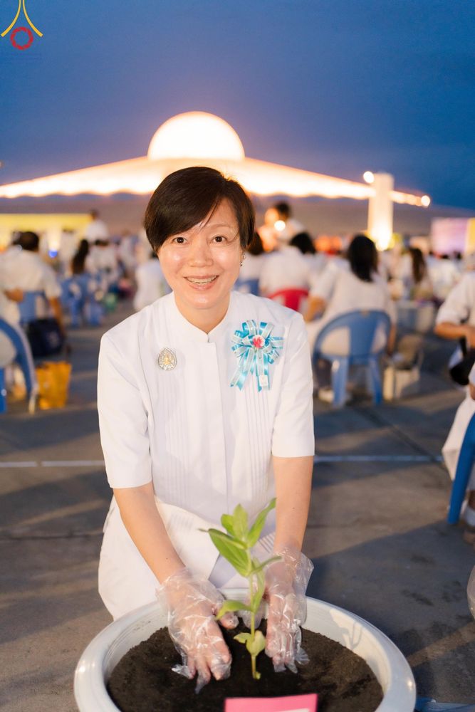 ภาพ No.160527:พิธีปลูกต้นทรัพย์บานชื่น ณ ลานธรรม พระมหาธรรมกายเจดีย์ วัดพระธรรมกาย จ.ปทุมธานี วันพฤหัสบดีที่ 10 ตุลาคม พ.ศ. 2567