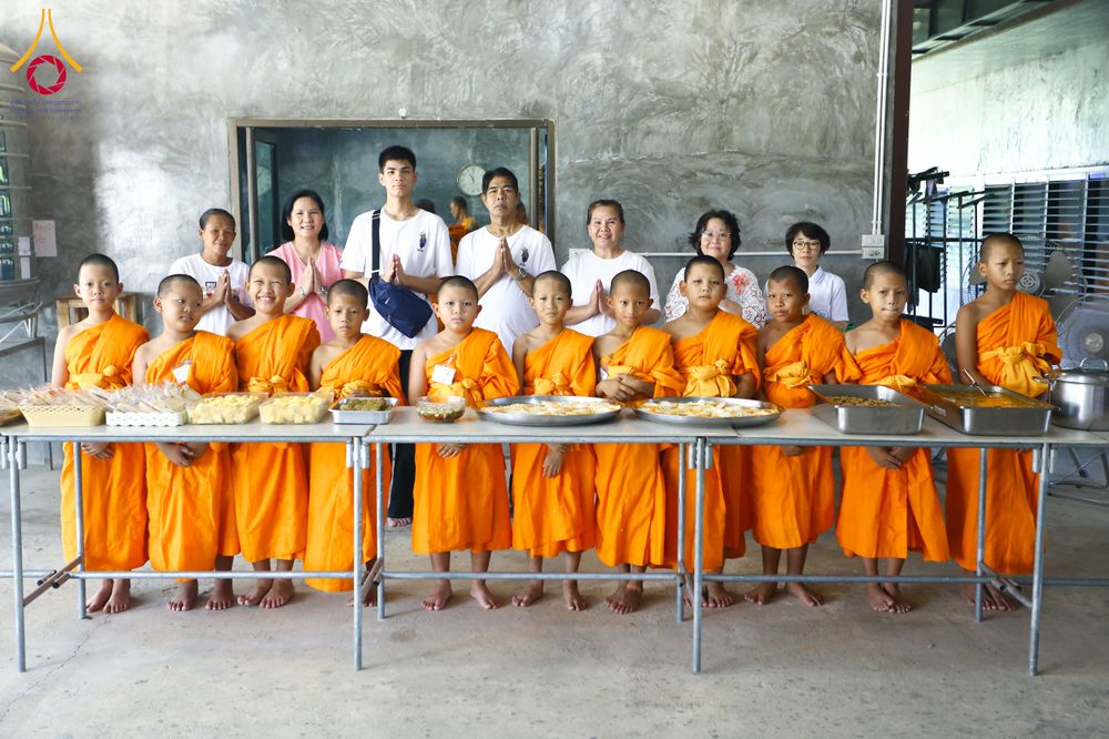 ภาพ No.320937:วันเสาร์ที่ 11 เมษายน พ.ศ.2569 พิธีตักบาตรฉลองสามเณรใหม่ ณ ศูนย์อบรมเยาวชนนครปฐม