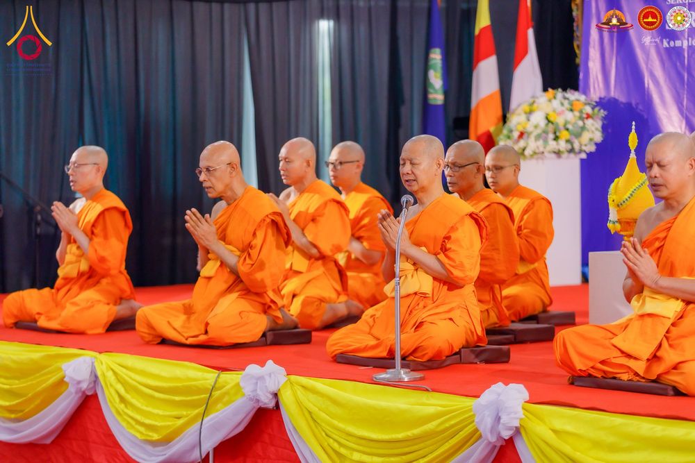 ภาพ No.284428:วันพุธที่ 17  ธันวาคม พ.ศ.2568  พิธีปลงผมนาคธรรมทายาท  โครงการบรรพชาสามเณรและบวชอุบาสิกาแก้ว  ณ วิทยาลัยศรีวิจายา (Sekolah Tinggi Agama Buddha Negeri Sriwijaya) เมืองตังเกอรัง จังหวัดบันเตน ประเทศอินโดนีเซีย