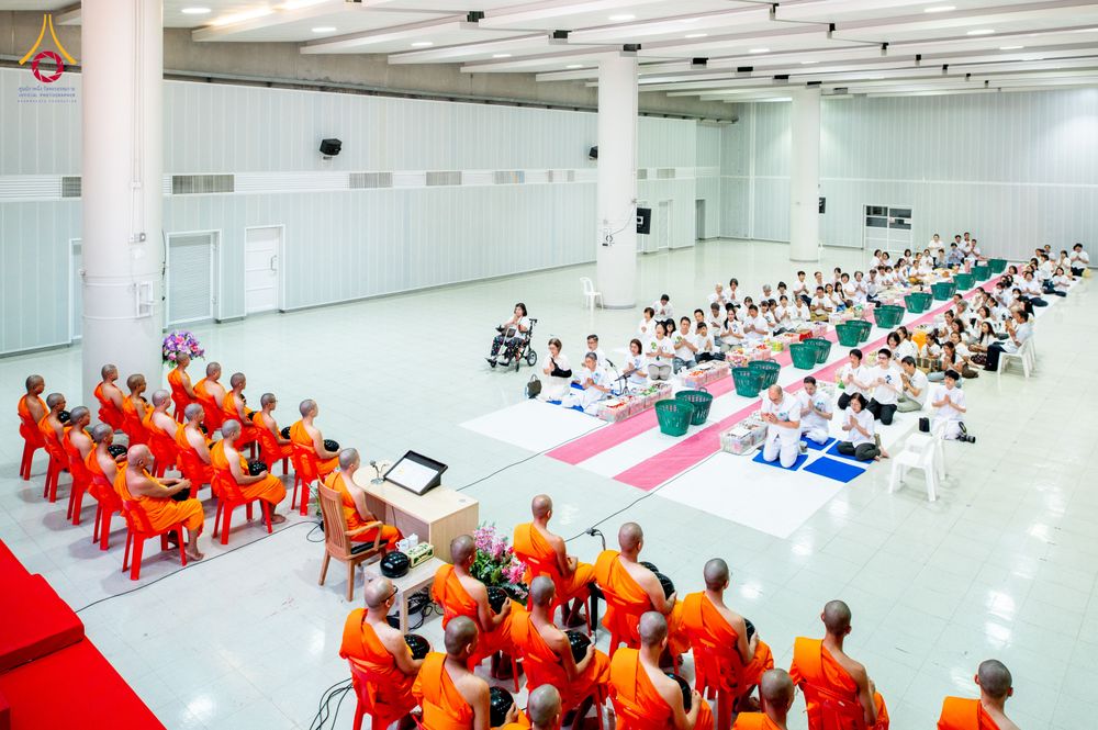 ภาพ No.322858:วันเสาร์ที่ 18 เมษายน พ.ศ. 2569 ตักบาตรฉลองพระใหม่ โครงการอุปสมบทหมู่ธรรมทายาท ระดับอุดมศึกษา รุ่นที่ 53 ภาคฤดูร้อน  ณ ฟ้องปฏิบัติธรรม ชั้นลอย 1/2 มหารัตนวิหารคด คอร์ 13 วัดพระธรรมกาย