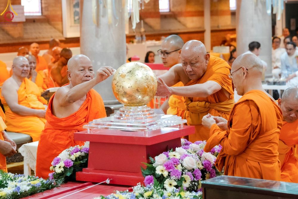 ภาพ No.142760:พิธีพัทธสีมา ประดิษฐานลูกนิมิตมหาสมบัติ สถาปนาอุโบสถวัดพระธรรมกายลอนดอน บูชาธรรม 80 ปี หลวงพ่อธัมมชโย วันเสาร์ที่ 22 มิถุนายน พ.ศ. 2567