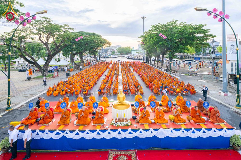 ภาพ No.329478:วันอาทิตย์ที่ 24 พฤษภาคม พ.ศ. 2569 พิธีตักบาตรพระ 1,000 รูป เพื่อถวายเป็นพุทธบูชาในเทศกาลวิสาขบูชาโลก และ ถวายเป็นพระราชกุศล  ณ ลานศิลปวัฒนธรรม เมืองปัตตานี จ.ปัตตานี