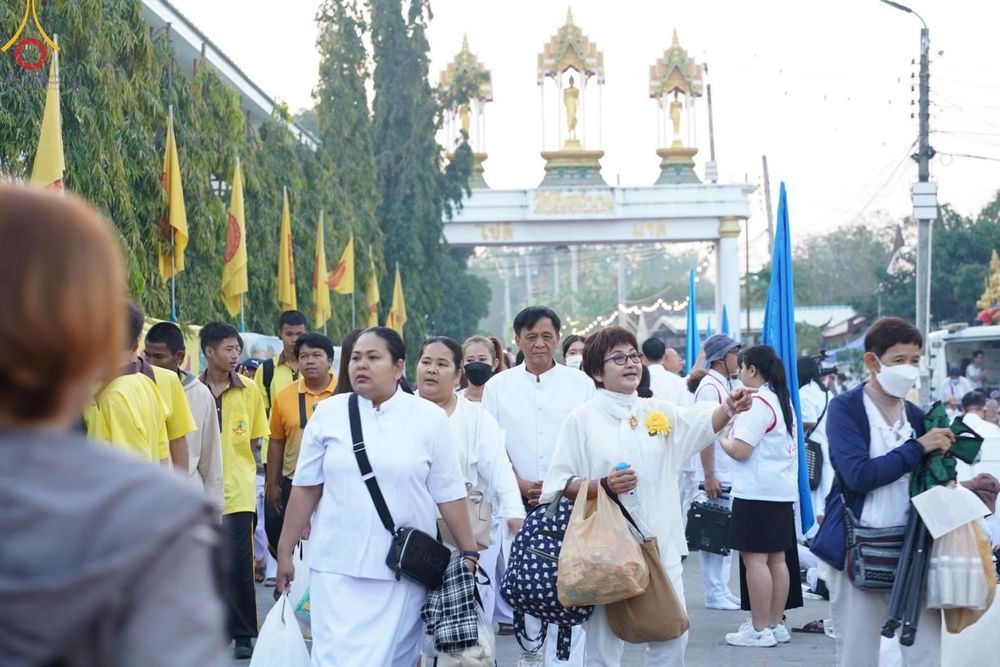 ภาพ No.197873:พิธีตักบาตรพระธรรมยาตรา ณ อนุสรณ์สถานลำดับที่ 4 สถานที่เกิดด้วยกายธรรม วัดโบสถ์(บน) ต.บางคูเวียง จ.นนทบุรี ในโครงการธรรมยาตรา กตัญญูบูชา มหาปูชนียาจารย์ พระมงคลเทพมุนี(สด จนฺทสโร) พระผู้ปราบมาร อนุสรณ์สถาน 7 แห่ง ปีที่ 13 วันที่ 19 มกราคม พ.ศ. 2568
