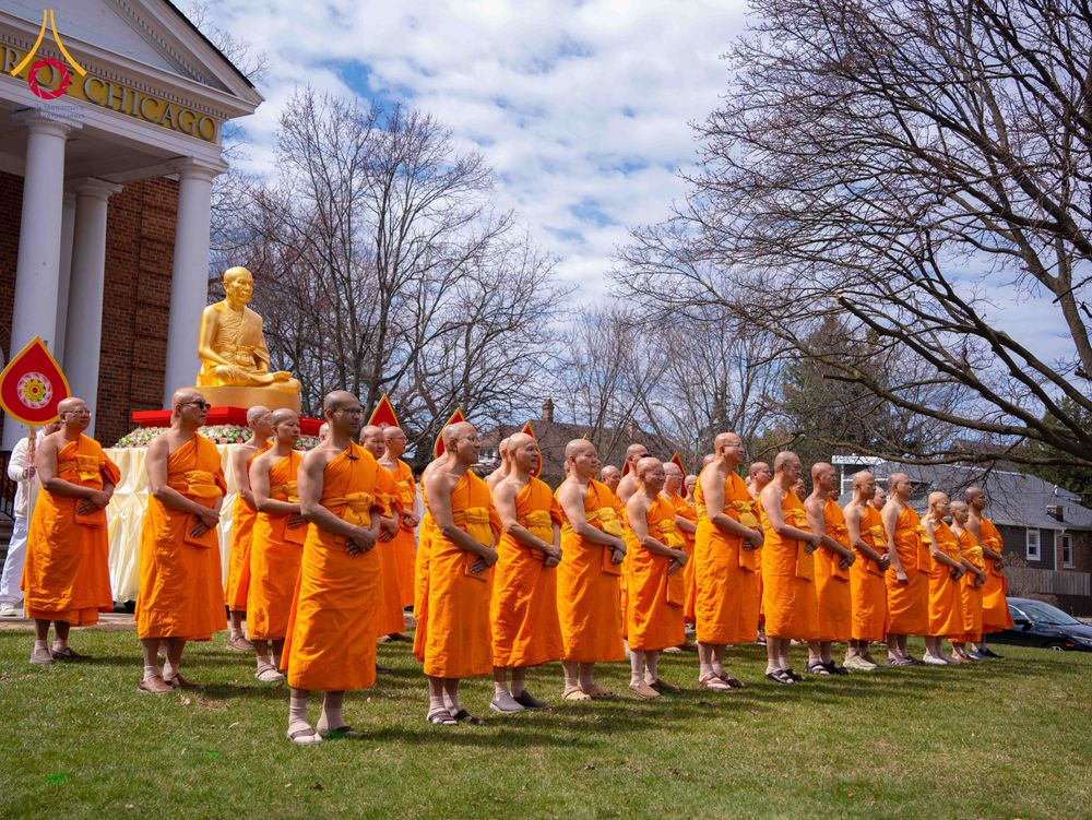 ภาพ No.319064:วันที่ 29 มีนาคม พ.ศ.2569 พิธีอัญเชิญรูปหล่อพระมงคลเทพมุนี (สด จนฺทสโร) ประดิษฐาน ณ ห้องปฏิบัติธรรม “มงคลรัตนโชติ”  วัดพระธรรมกายชิคาโก ประเทศสหรัฐอเมริกา