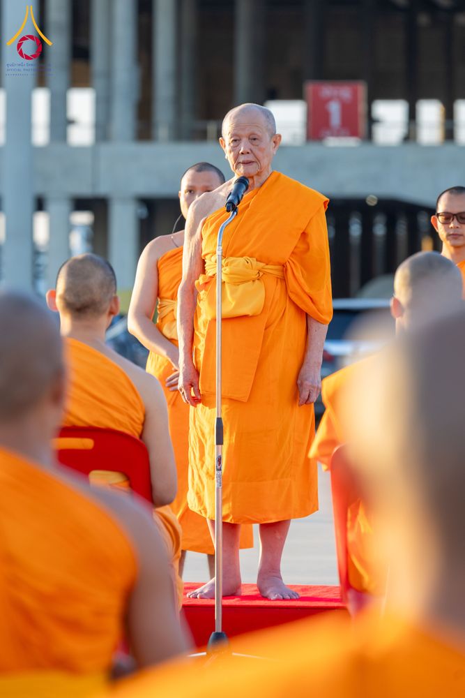 ภาพ No.285249:วันจันทร์ที่ 15 ธันวาคม พ.ศ.2568  บันทึกภาพหมู่ประวัติศาสตร์ โครงการบรรพชาอุปสมบทหมู่  รุ่นบูชาธรรมมหาปูชนียาจารย์ ประจำปี 2568 ณ ลานธรรมมหาธรรมกายเจดีย์ วัดพระธรรมกาย