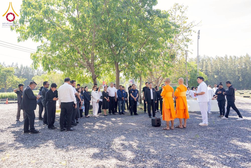 ภาพ No.271935:วันที่ 22 พฤศจิกายน พ.ศ. 2568 ผู้ว่าฯ ปทุมธานี ลงพื้นที่เยี่ยม “อำเภอคลองหลวง” พร้อมชมการเตรียมความพร้อมเทศกาลสวนดอกไม้ปทุมธานี “ทุ่งสวรรค์ ตะวันฉาย” ณ วัดพระธรรมกาย