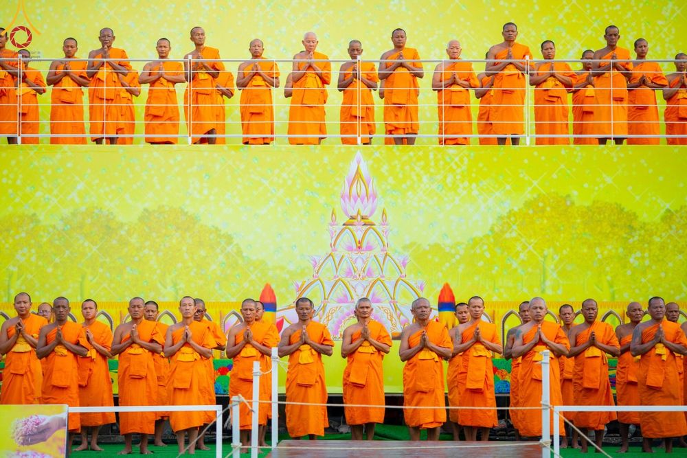 ภาพ No.201315:พระธรรมยาตราปฏิบัติธรรม และถ่ายภาพหมู่ประวัติศาสตร์ ณ อาคารธรรมยาตรา กตัญญูบูชามหาปูชนียาจารย์  ตรงข้ามวัดปากน้ำภาษีเจริญ จ.กรุงเทพมหานคร ในโครงการธรรมยาตรา กตัญญูบูชา มหาปูชนียาจารย์ พระมงคลเทพมุนี(สด จนฺทสโร) พระผู้ปราบมาร อนุสรณ์สถาน 7 แห่ง ปีที่ 13