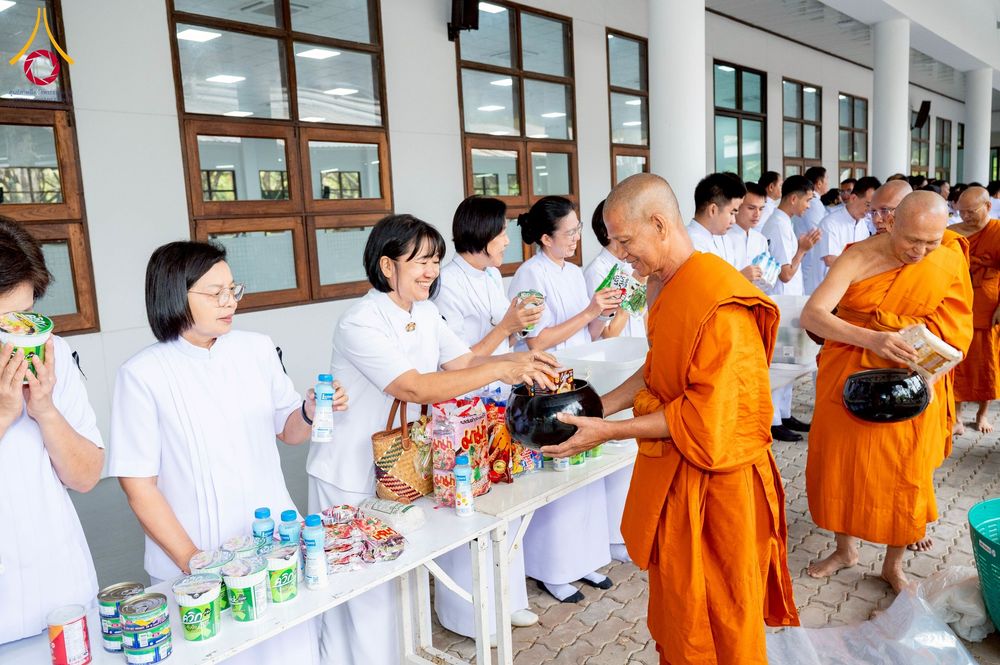 ภาพ No.276141:วันที่ 5 ธันวาคม พ.ศ. 2568 พสกนิกรอำเภอคลองหลวง พร้อมใจบำเพ็ญกุศลอุทิศถวาย “ในหลวงรัชกาลที่ 9” น้อมรำลึกในพระมหากรุณาธิคุณ เนื่องในวันคล้ายวันพระบรมราชสมภพ วันชาติ และวันพ่อแห่งชาติ ณ อาคารปลูกศรัทธา 2 วัดพระธรรมกาย อำเภอคลองหลวง จังหวัดปทุมธานี