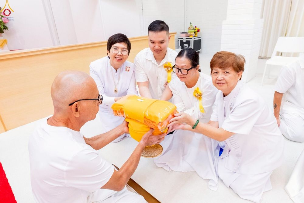 ภาพ No.252251:วันที่ 4-5 ตุลาคม พ.ศ. 2568  วัดพระธรรมกายแคลิฟอร์เนีย ประเทศสหรัฐอเมริกา ได้จัดพิธีตัดปอยผม โดยคณะสงฆ์ ญาติ ๆ และสาธุชน ให้กับนาคธรรมทายาท 8 ท่าน และได้จัดพิธีบรรพชา-อุปสมบท ฉลองพิธีทอดกฐินบรมจักรพรรดิ สร้างอุโบสถ 82 ปี บูชาธรรมหลวงพ่อธัมมชโย