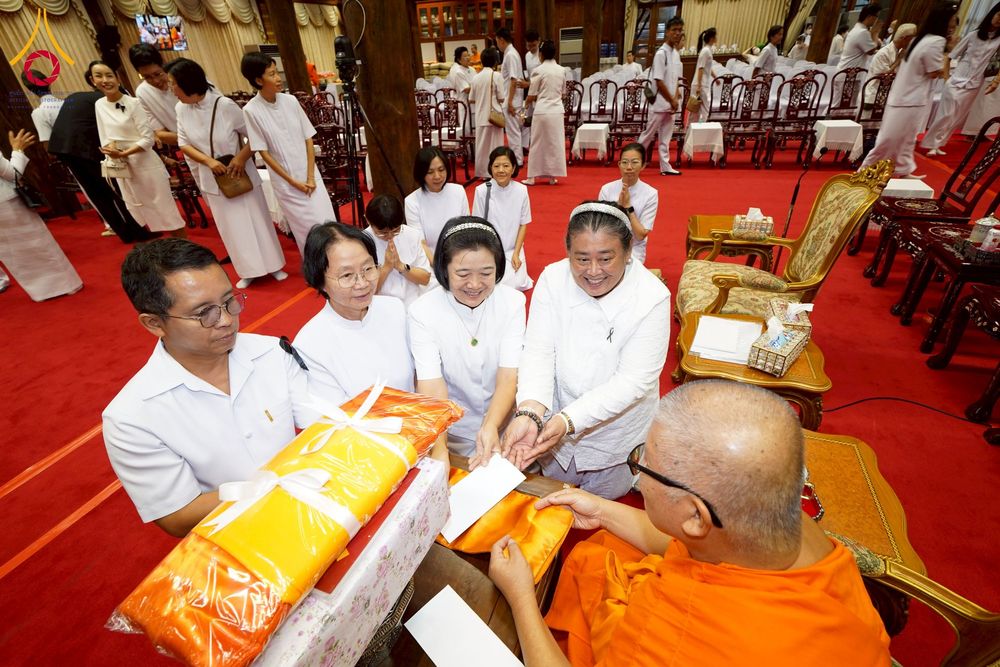 ภาพ No.270803:วันที่ 18 พฤศจิกายน พ.ศ. 2568 วัดพระธรรมกาย เป็นเจ้าภาพบำเพ็ญกุศล  คุณยายอาจารย์ ดร.ตรีธา เนียมขำ  อดีตนายกสมาคมศิษย์หลวงพ่อวัดปากน้ำ ณ ศาลาสตมานุสรณ์ (ศาลาเรือนไทย) วัดปากน้ำ  พระอารามหลวง เขตภาษีเจริญ กรุงเทพมหานคร