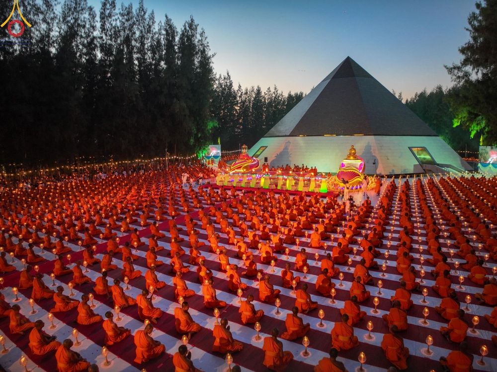ภาพ No.190157:พิธีจุดประทีปถวายเป็นพุทธบูชา และบูชาธรรมมหาปูชนียาจารย์ ณ อนุสรณ์สถานมหาวิหารพระมงคลเทพมุนี (โลตัสแลนด์) อ.สองพี่น้อง จ.สุพรรณบุรี ในโครงการธรรมยาตรา กตัญญูบูชา มหาปูชนียาจารย์ พระมงคลเทพมุนี(สด จนฺทสโร) พระผู้ปราบมาร อนุสรณ์สถาน 7 แห่ง ปีที่ 13