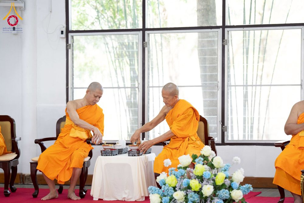 ภาพ No.276702:วันเสาร์ที่ 6 ธันวาคม พ.ศ. 2568 พิธีมุทิตาสักการะ เนื่องในโอกาสที่พระเดชพระคุณพระพรหมดิลก เจ้าอาวาสวัดสามพระยา วรวิหาร เมตตาเป็นประธานในพิธีตั้งฐานานุกรมใน พระราชวิเทศวชิรเวที (บัณฑิต วรปญฺโญ) ผู้ช่วยเจ้าอาวาสวัดพระธรรมกาย (ไวโรจน์ วิโรจโน) ผู้ช่วยเจ้าอา