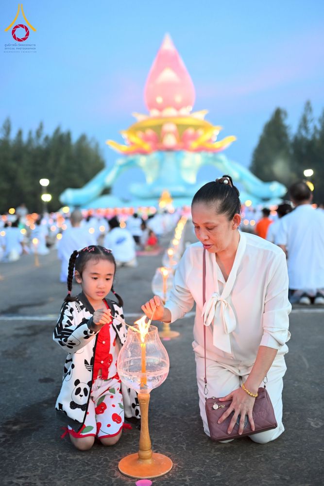 ภาพ No.250463:วันอังคารที่ 7 ตุลาคม พ.ศ. 2568 พิธีจุดประทีปบูชาพระรัตนตรัย ณ ลานธรรมปทุมรัตน์ธรรมเจดีย์ พุทธอุทยานนานาชาติ อ.โพนพิสัย จ.หนองคาย