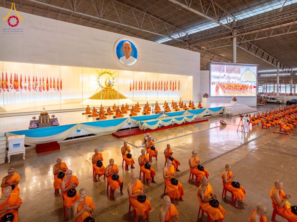 ภาพ No.256784:วันที่ 5 ตุลาคม พ.ศ. 2568 พิธีตักบาตร ข้าวสารอาหารแห้ง ณ บ้านแก้วเรือนทองคุณยายฯ สภาธรรมกายสากล วัดพระธรรมกาย