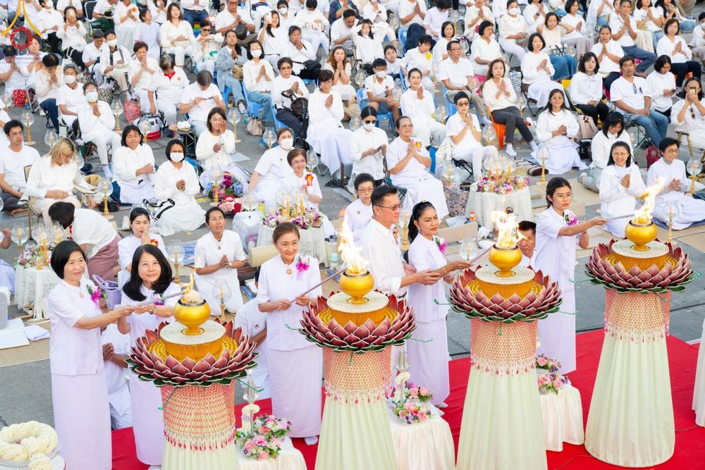 ภาพ No.197161:พิธีจุดประทีปถวายเป็นพุทธบูชา และบูชาธรรมมหาปูชนียาจารย์ ณ วัดโบสถ์(บน) ตำบลบางคูเวียง อำเภอบางกรวย จังหวัดนนทบุรี ในโครงการธรรมยาตรา กตัญญูบูชา มหาปูชนียาจารย์ พระมงคลเทพมุนี(สด จนฺทสโร) พระผู้ปราบมาร อนุสรณ์สถาน 7 แห่ง ปีที่ 13 วันที่ 18 มกราคม พ.ศ. 25