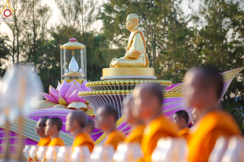 ภาพ No.192658:พิธีจุดประทีปถวายเป็นพุทธบูชา และบูชาธรรมมหาปูชนียาจารย์ ณ อนุสรณ์สถานคลองบางนางแท่น อ.สามพราน จ.นครปฐม ในโครงการธรรมยาตรา กตัญญูบูชา มหาปูชนียาจารย์ พระมงคลเทพมุนี(สด จนฺทสโร) พระผู้ปราบมาร อนุสรณ์สถาน 7 แห่ง ปีที่ 13 วันที่ 10 มกราคม พ.ศ. 2568