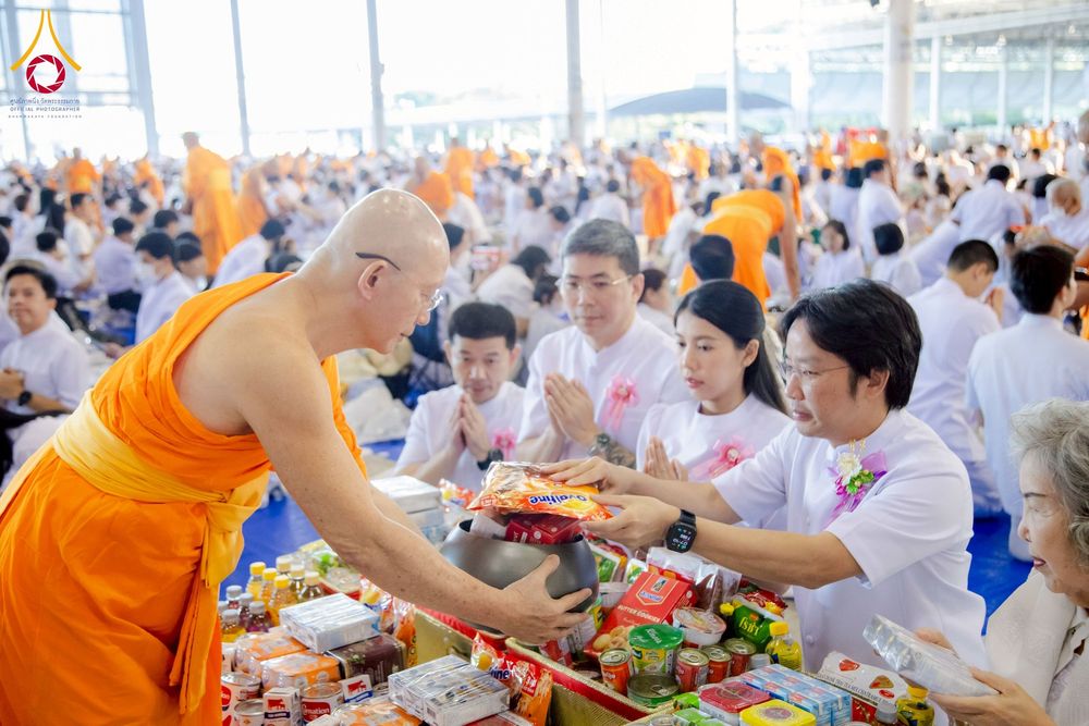 ภาพ No.277009:วันอาทิตย์ที่ 7 ธันวาคม พ.ศ. 2568 พิธีตักบาตรอาทิตย์ต้นเดือน ณ บ้านแก้วเรือนทองคุณยายฯ วัดพระธรรมกาย