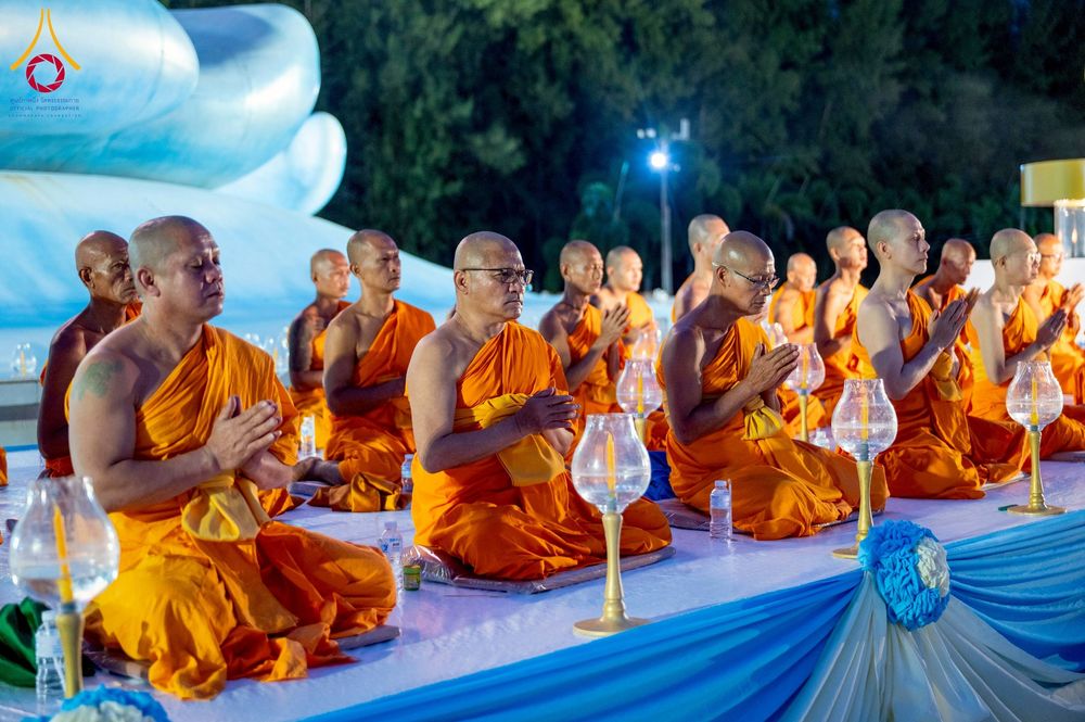 ภาพ No.266117:วันพุธที่ 5 พฤศจิกายน พ.ศ. 2568 (วันพระ ขึ้น 15 ค่ำ เดือน 12) พิธีจุดประทีปโคมลาน, โคมลอย และลอยกระทง ถวายประทีปเป็นพุทธบูชา สร้างความสว่างไสวให้กับแผ่นดินด้วยแสงธรรม ณ พุทธอุทยานนานาชาติ จังหวัดหนองคาย