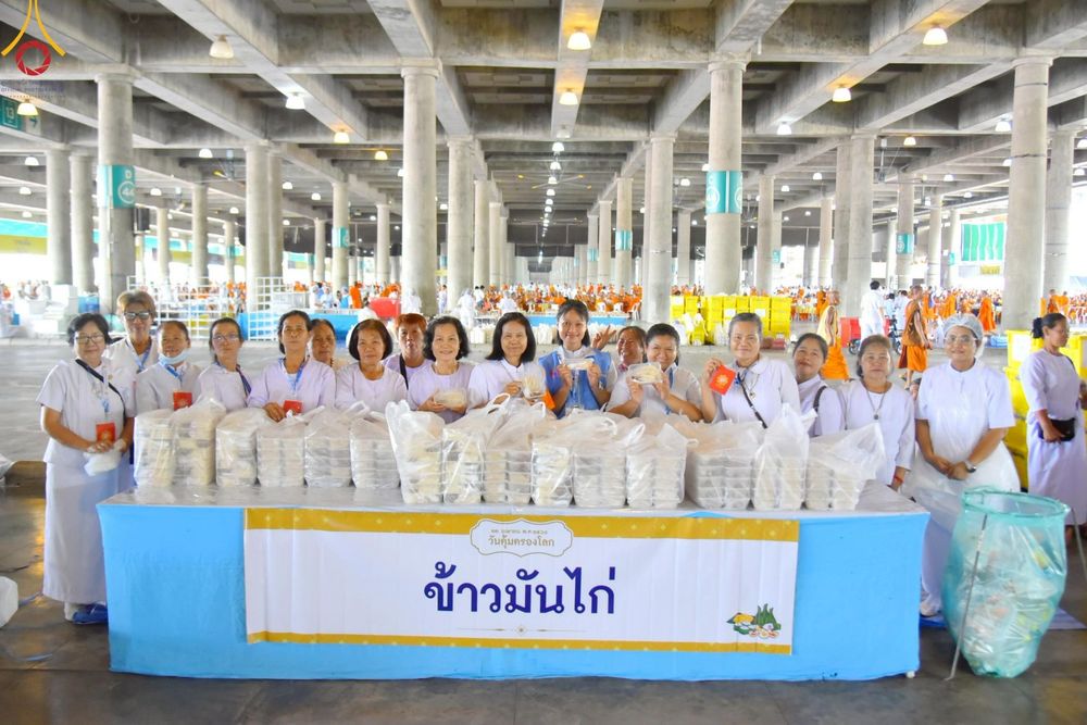 ภาพ No.219289:บรรยากาศการเดินทางเข้าวัดพระธรรมกาย , การต้อนรับปฏิสันถาร , การฉันภัตตาหารเช้า , การลงทะเบียนพระสังฆาธิการ  เนื่องในวันคุ้มครองโลก พิธีถวายมหาสังฆทานคณะสงฆ์ 40,000 กว่าวัดทั่วประเทศ ณ วัดพระธรรมกาย