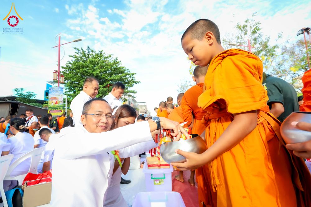 ภาพ No.313983:วันอาทิตย์ที่ 14 มีนาคม พ.ศ. 2569 ทำบุญเมืองหาดใหญ่ตักบาตรพระ 1,109 รูป เติมบุญใหญ่ หลังวิกฤตมหาอุทกภัย ณ ซุ้มประตูไชน่าทาวน์ ถนนศุภสารรังสรรค์ อ.หาดใหญ่ จ.สงขลา