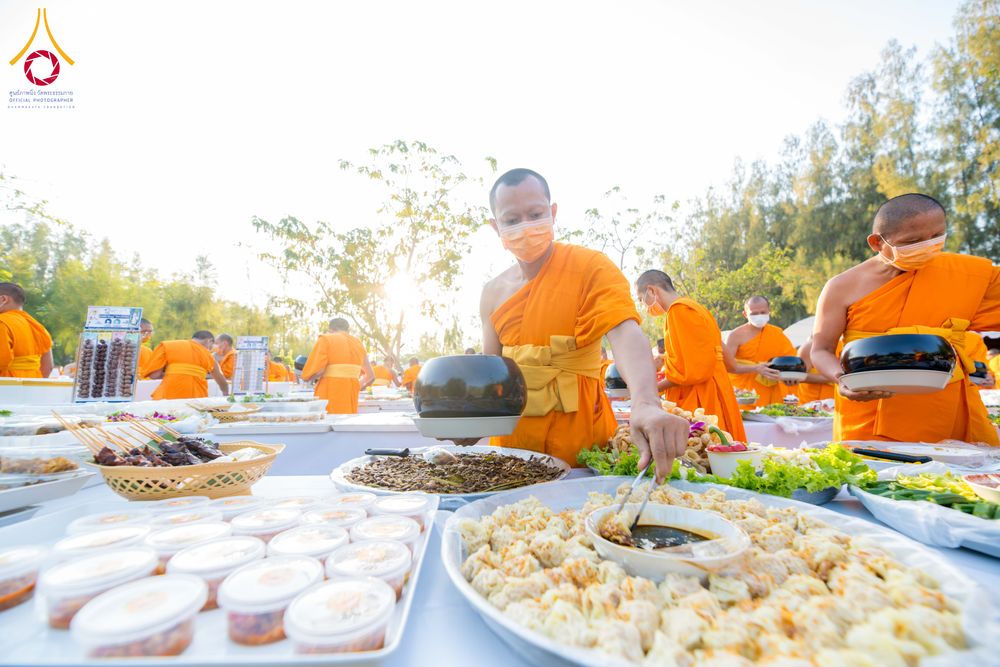 ภาพ No.292723:วันที่ 12 มกราคม พ.ศ. 2569 พิธีถวายภัตตาหารเป็นสังฆทาน แด่พระธรรมยาตรา ณ อนุสรณ์สถานมหาวิหารพระมงคลเทพมุนี (โลตัสแลนด์) อ.สองพี่น้อง จ.สุพรรณบุรี ในโครงการธรรมยาตรา กตัญญูบูชา มหาปูชนียาจารย์ พระมงคลเทพมุนี(สด จนฺทสโร) พระผู้ปราบมาร อนุสรณ์สถาน 7 แห่ง ปี