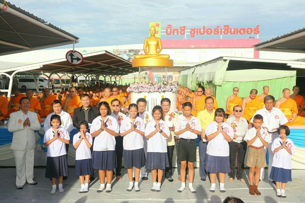 ภาพ No.25928:ประมวลภาพพิธีตักบาตรพระ 309 รูป ณ ห้าง Big C คลองสาม