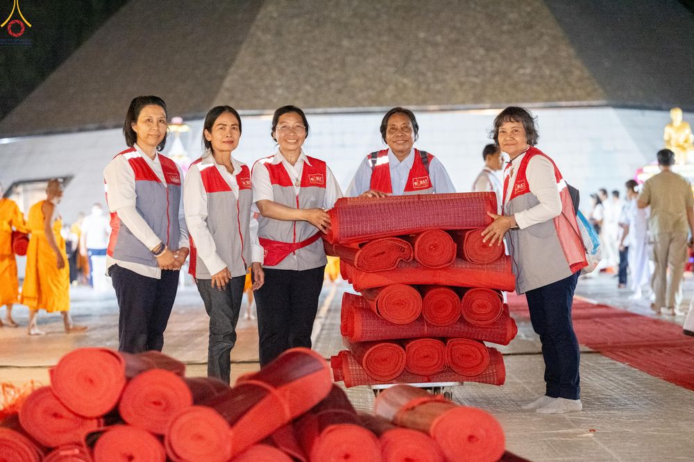 ภาพ No.301594:ภาพเบื้องหลังอาสาสมัครรวมใจ ชุดที่ 4 ในโครงการธรรมยาตรา กตัญญูบูชา มหาปูชนียาจารย์ พระมงคลเทพมุนี(สด จนฺทสโร) พระผู้ปราบมาร อนุสรณ์สถาน 7 แห่ง ปีที่ 14