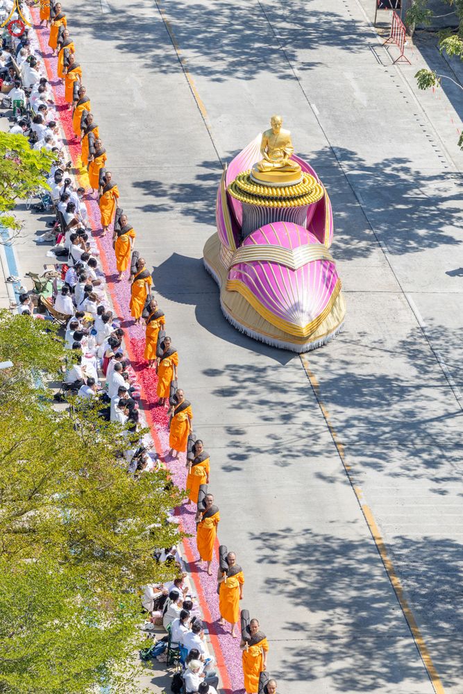 ภาพ No.304585:วันที่ 25 มกราคม พ.ศ. 2569 พิธีต้อนรับพระธรรมยาตรา (ภาพชุดที่ 2) รร.สามัคคีราษฏร์บำรุง-วัดพระธรรมกาย ในโครงการธรรมยาตรา กตัญญูบูชา มหาปูชนียาจารย์ พระมงคลเทพมุนี(สด จนฺทสโร) พระผู้ปราบมาร อนุสรณ์สถาน 7 แห่ง ปีที่ 14