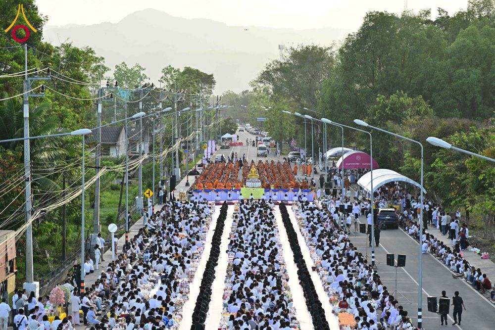 ภาพ No.281522:วันอาทิตย์ที่ 28 ธันวาคม พ.ศ.2568 ตักบาตรพระ 1000 รูป ปีที่ 1 ทำบุญเมืองสตูลส่งท้ายปี ณ หน้าโรงเรียนสตูลวิทยา จ.สตูล