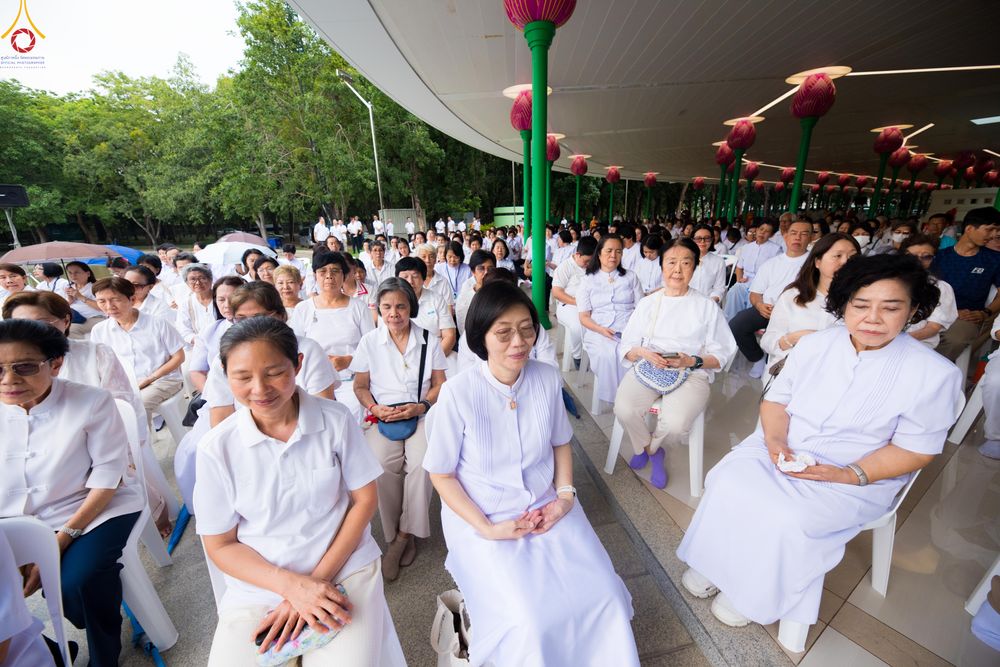ภาพ No.330518:วันที่ 30 พฤษภาคม พ.ศ.2569 พิธีตัดปอยผมและปลงผม อุบาสกอุปสมบทอุทิศชีวิต 11 ท่าน (ภาพชุดที่ 2) ณ โบสถ์พระไตรปิฎก วัดพระธรรมกาย จังหวัดปทุมธานี