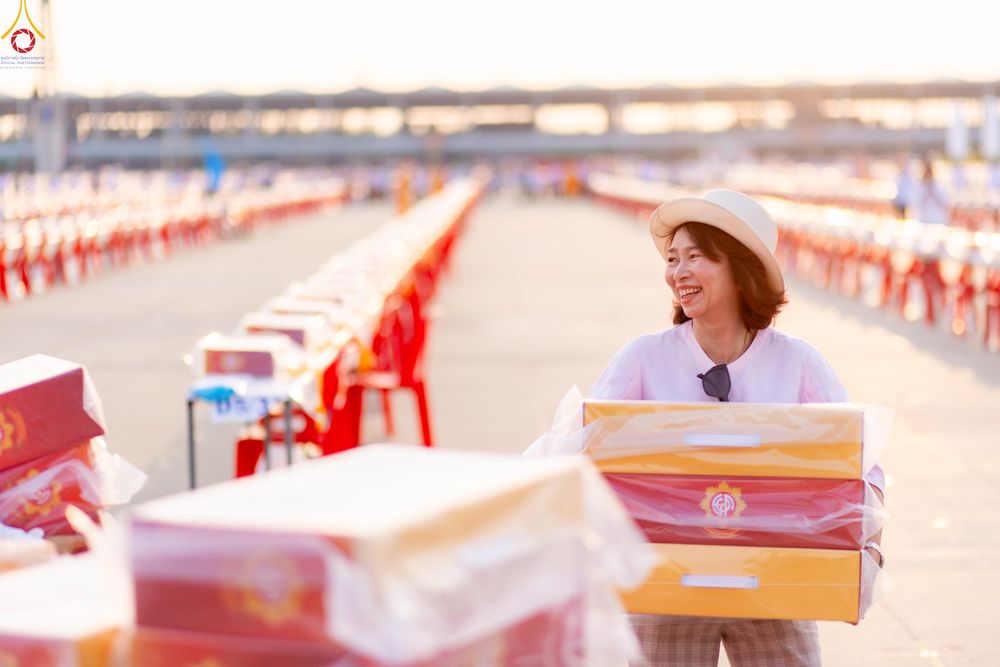 ภาพ No.322733:วันที่ 15-18 เมษายน พ.ศ.2569 การเเตรียมโต๊ะฉัน , เตรียมจุดพักค้าง , เรียงเก้าอี้ , เรียงกล่องไทยธรรม  เพื่องานถวายมหาสังฆทาน 40,000 กว่าวัดทั่วประเทศ วันคุ้มครองโลก 22 เมษายน พ.ศ.2569 วัดพระธรรมกาย