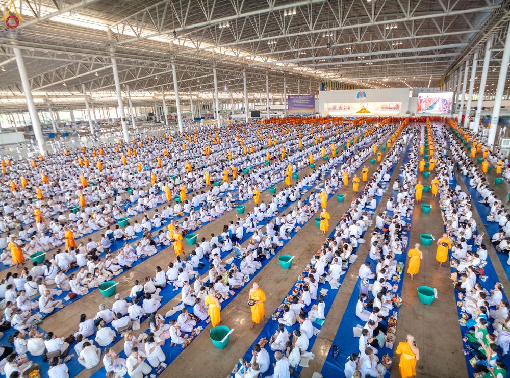 ภาพ No.327926:วันที่ 3 พฤษภาคม พ.ศ.2569 พิธีตักบาตร ข้าวสารอาหารแห้ง ณ บ้านแก้วเรือนทองคุณยายอาจารย์ฯ วัดพระธรรมกาย