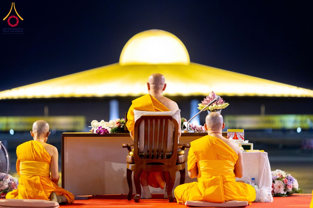 ภาพ No.286757:วันอาสาฬหบูชา วันพฤหัสบดีที่ 10 กรกฏาคม พ.ศ.2568  พิธีเวียนประทักษิณรอบพระมหาธรรมกายเจดีย์ , พิธีฉลองชัยสวดมนต์บทธัมมจักกัปปวัตตนสูตร ครบ 7,520,000,000 จบ ณ มหารัตนวิหารคด วัดพระธรรมกาย