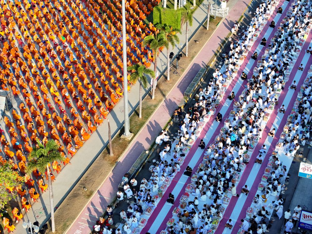 ภาพ No.284164:วันเสาร์ที่ 20 ธันวาคม พ.ศ.2568  พิธีตักบาตรพระ 10,000 รูป เนื่องในโอกาส 194 ปี จังหวัดกาญจนบุรี และอุทิศส่วนกุศลให้แด่บรรพชนทั้งหลาย บริเวณถนนสองแคว (Skywalk) เมืองกาญจนบุรี