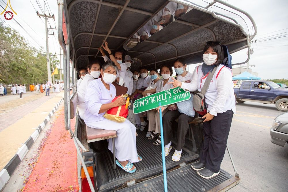 ภาพ No.68910:พิธีต้อนรับพระธรรมยาตรา ในโครงการธรรมยาตรากตัญญูบูชา มหาปูชนียาจารย์ พระมงคลเทพมุนี(สด จนฺทสโร) พระผู้ปราบมาร อนุสรณ์สถาน 7 แห่ง ปีที่ 11 วันที่ 3 มกราคม พ.ศ. 2566 ณ อนุสรณ์สถานมหาวิหารพระมงคลเทพมุนี จ.สุพรรณบุรี