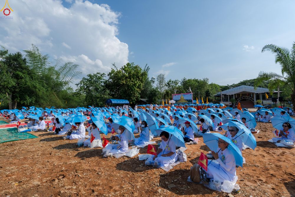 ภาพ No.326912:วันศุกร์ที่ ๑ พฤษภาคม พ.ศ.๒๕๖๙ พิธีทอดผ้าป่า สถาปนาองค์พระเจดีย์เพื่อสร้างสันติภาพโลก และ พิธีโปรยรัตนชาติ กลั่นแผ่นดิน  โปรยทราย เป็นปฐมฤกษ์ ณ ศูนย์ปฏิบัติธรรมเถินเทิดธรรม ต.แม่ปะ อ.เถิน จ.ลำปาง