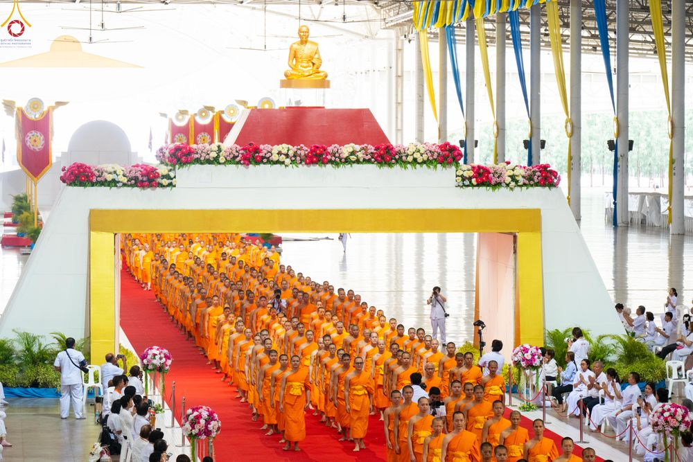 ภาพ No.338956:วันอาทิตย์ที่ 12 กรกฎาคม พ.ศ.2569 พิธีมุทิตาผู้สอบได้เปรียญธรรม ประโยค 1-2 ถึง ป.ธ.9 และ บ.ศ.1-2 ถึง บ.ศ.6 สำนักศาสนศึกษาวัดพระธรรมกาย ประจำปี 2569, พิธีมอบตราตั้งแต่งตั้งอาจารย์ใหญ่ สำนักศาสนศึกษาวัดพระธรรมกาย