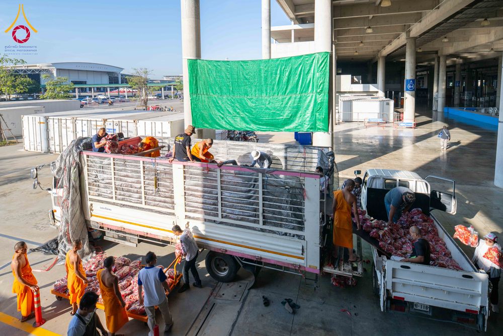 ภาพ No.279443:วันที่ 19-26 ธันวาคม พ.ศ. 2568 และ วันที่ 1 มกราคม พ.ศ.2569 รับบุญปลิดกลีบดอกไม้ เพื่อโปรยต้อนรับพระธรรมยาตรา