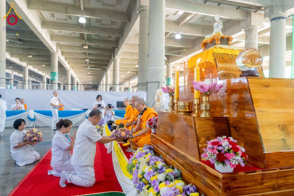 ภาพ No.336546:วันอาทิตย์ที่ 21 มิถุนายน 2569  พิธีตักบาตรพระใหม่ โครงการอุปสมบทหมู่ รุ่นผู้บริหาร  ณ วิหารคด วัดพระธรรมกาย