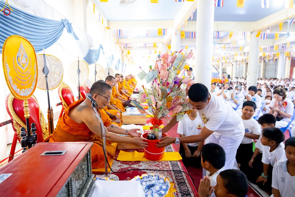 ภาพ No.301291:วันที่ 22 มกราคม พ.ศ. 2569 พิธีทอดผ้าป่าทำนุบำรุงศาสนสถาน ณ วัดใหม่พิบูลย์ผล อ.สองพี่น้อง จ.สุพรรณบุรี ในโครงการธรรมยาตรา กตัญญูบูชา มหาปูชนียาจารย์ พระมงคลเทพมุนี(สด จนฺทสโร) พระผู้ปราบมาร อนุสรณ์สถาน 7 แห่ง ปีที่ 14