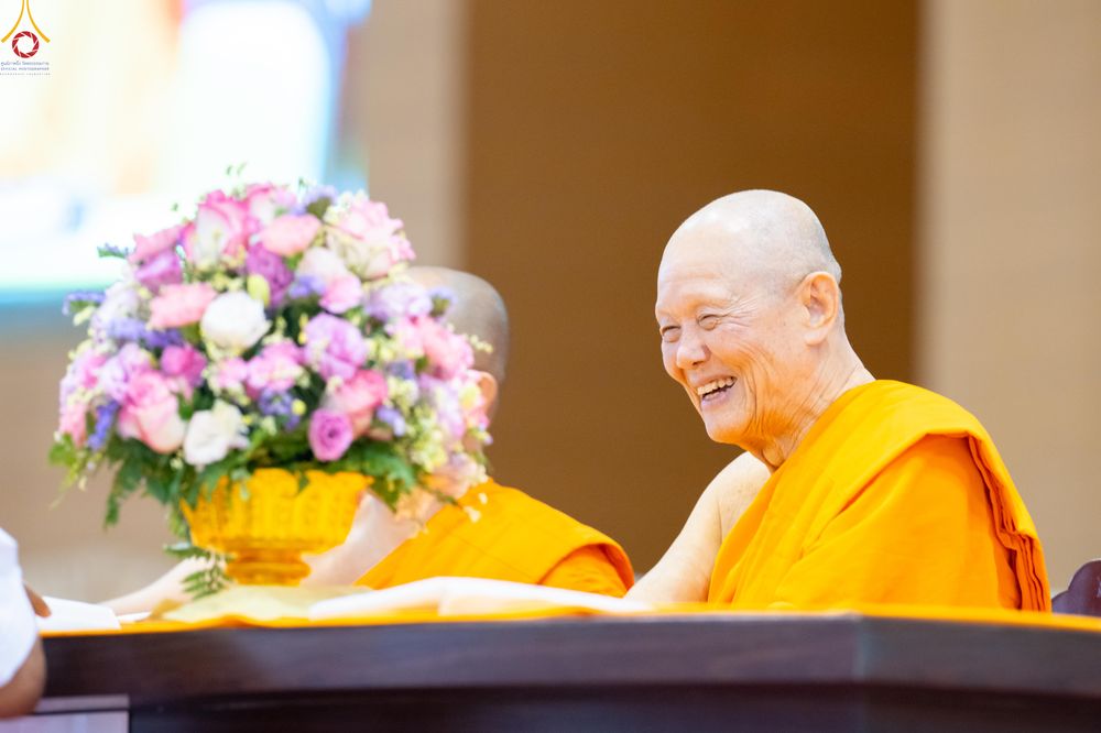 ภาพ No.281105:วันที่ 21 ธันวาคม พ.ศ.2568 พิธีมุทิตาหลวงพ่อทัตตชีโว ณ ห้องแก้วสารพัดนึก วัดพระธรรมกาย