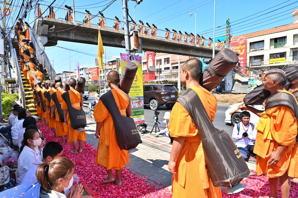 ภาพ No.304265:วันที่ 25 มกราคม พ.ศ. 2569 พิธีต้อนรับพระธรรมยาตรา  รร.สามัคคีราษฏร์บำรุง-วัดพระธรรมกาย ในโครงการธรรมยาตรา กตัญญูบูชา มหาปูชนียาจารย์ พระมงคลเทพมุนี(สด จนฺทสโร) พระผู้ปราบมาร อนุสรณ์สถาน 7 แห่ง ปีที่ 14