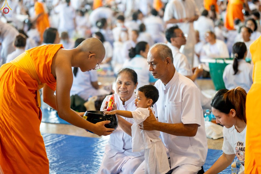 ภาพ No.311347:วันอาทิตย์ต้นเดือนที่ 1 มีนาคม พ.ศ.2569 พิธีตักบาตร และ พิธีบูชาข้าวพระ ณ สภาธรรมกายสากล วัดพระธรรมกาย