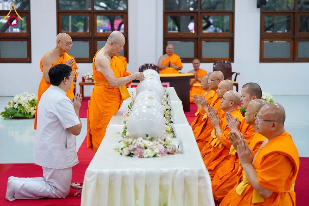 ภาพ No.294252:วันอาทิตย์ที่ 14 ธันวาคม พ.ศ.2568 พิธีเจริญพระพุทธมนต์สมโภชดวงแก้วลูกนิมิตเอก และดวงแก้วนิมิตปฏิบัติธรรม อัญเชิญประดิษฐาน  ณ วัดพระธรรมกายในประเทศสหรัฐอเมริกาและประเทศเยอรมนี 7 แห่ง ณ อาคารปลูกศรัทธา 2 วัดพระธรรมกาย