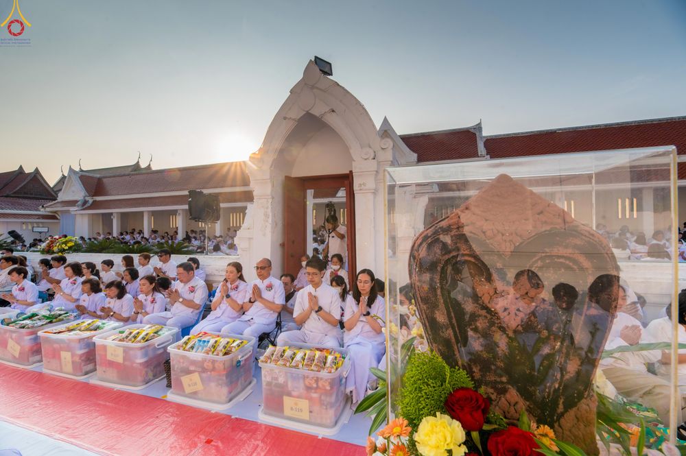 ภาพ No.297599:วันที่ 18 มกราคม พ.ศ. 2569 พิธีตักบาตรพระธรรมยาตรา ณ วัดโบสถ์บน ต.บางคูเวียง จ.นนทบุรี อนุสรณ์สถานลำดับที่ 4 สถานที่เกิดด้วยกายธรรม ในโครงการธรรมยาตรา กตัญญูบูชา มหาปูชนียาจารย์ พระมงคลเทพมุนี(สด จนฺทสโร) พระผู้ปราบมาร อนุสรณ์สถาน 7 แห่ง ปีที่ 14