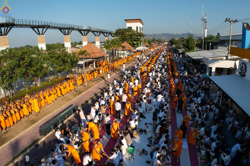 ภาพ No.284268:วันเสาร์ที่ 20 ธันวาคม พ.ศ.2568  พิธีตักบาตรพระ 10,000 รูป เนื่องในโอกาส 194 ปี จังหวัดกาญจนบุรี และอุทิศส่วนกุศลให้แด่บรรพชนทั้งหลาย บริเวณถนนสองแคว (Skywalk) เมืองกาญจนบุรี