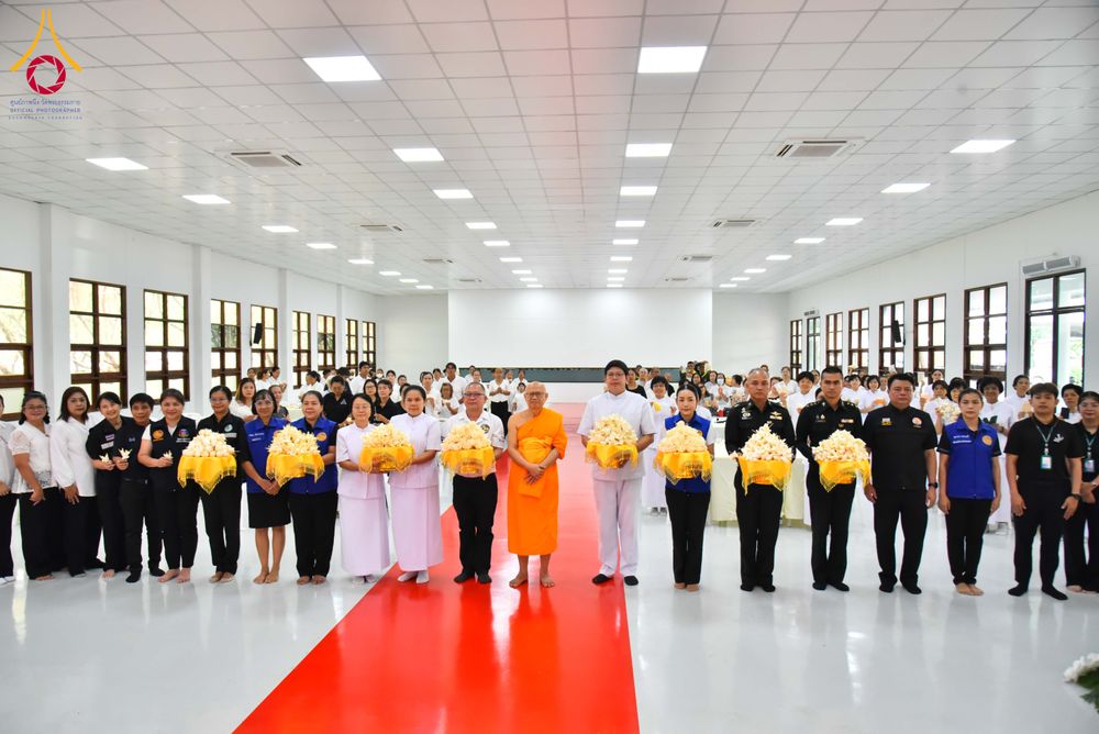 ภาพ No.327567:วันศุกร์ที่ 1 พฤษภาคม พ.ศ. 2569 รวมใจพสกนิกรชาวอำเภอคลองหลวง ประดิษฐ์ดอกไม้จันทน์ เพื่อใช้ในพิธีถวายดอกไม้จันทน์ในงานพระราชพิธีถวายพระเพลิงพระบรมศพ สมเด็จพระนางเจ้าสิริกิติ์ พระบรมราชินีนาถ พระบรมราชชนนีพันปีหลวง ณ วัดพระธรรมกาย