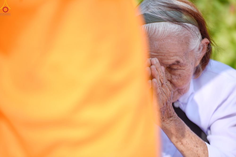 ภาพ No.290424:วันที่ 7 มกราคม พ.ศ. 2569 พิธีต้อนรับพระธรรมยาตรา ณ อนุสรณ์สถานลำดับที่ 2  สถานที่ตั้งมโนปณิธานบวชตลอดชีวิต อนุสรณ์สถานคลองบางนางแท่น (ภาพชุดที่ 2) อ.สามพราน จ.นครปฐม ในโครงการธรรมยาตรา กตัญญูบูชา มหาปูชนียาจารย์ พระมงคลเทพมุนี(สด จนฺทสโร) พระผู้ปราบมาร 