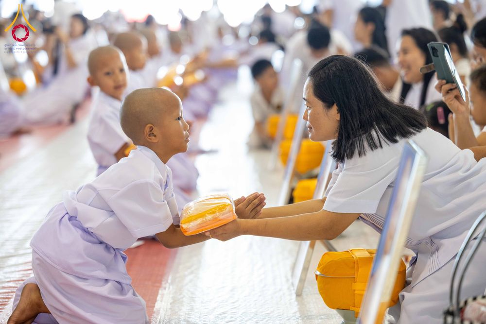 ภาพ No.319483:วันเสาร์ที่ 4 เมษายน พ.ศ.2569 พิธีขอขมา มอบผ้าไตร และถวายบาตรแด่นาคธรรมทายาท ในโครงการบรรพชาสามเณรฟื้นฟูพระพุทธศาสนาทั่วไทย โครงการหน่อแก้วเปรียญธรรม รุ่นที่ 14 โครงการสามเณรยุวธรรมทายาท รุ่นที่ 34 โครงการสามเณรมัชฌิมธรรมทายาท รุ่นที่ 30 ณ สภาธรรมกายสากล